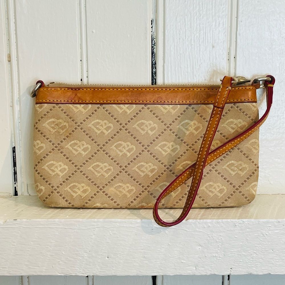 Dooney & Bourke wristlet clutch vintage❣️👜